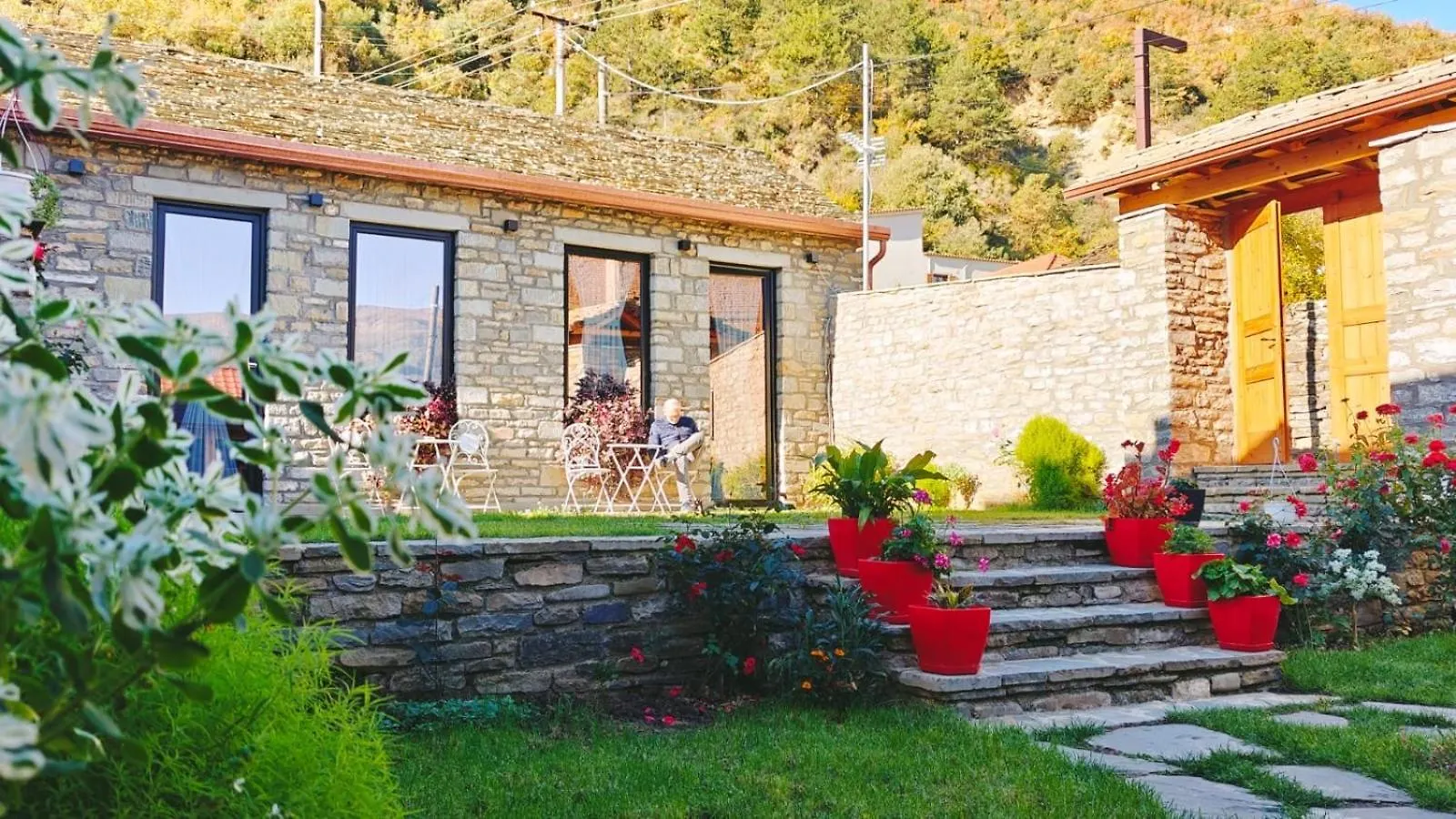 Gogo Moustache Guest House Permet