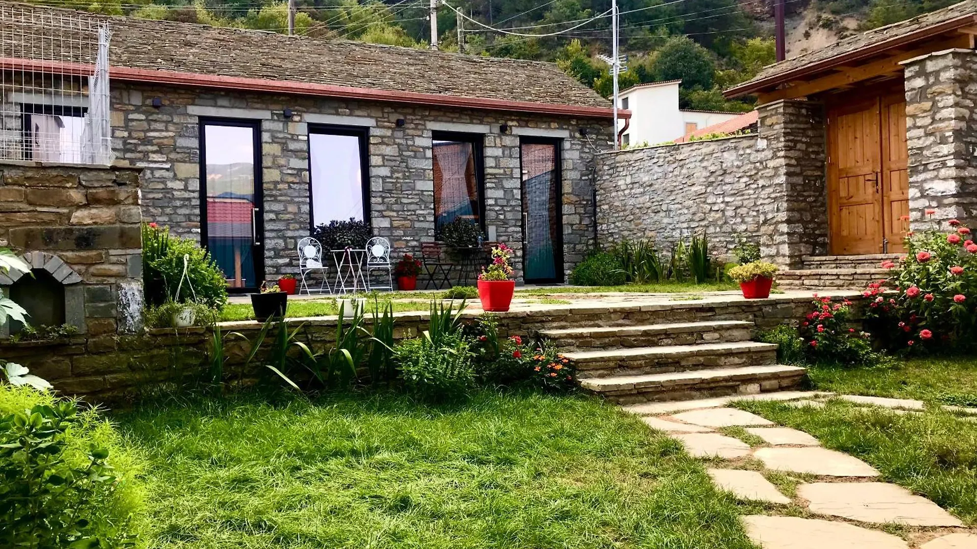 Gogo Moustache Guest House Përmet